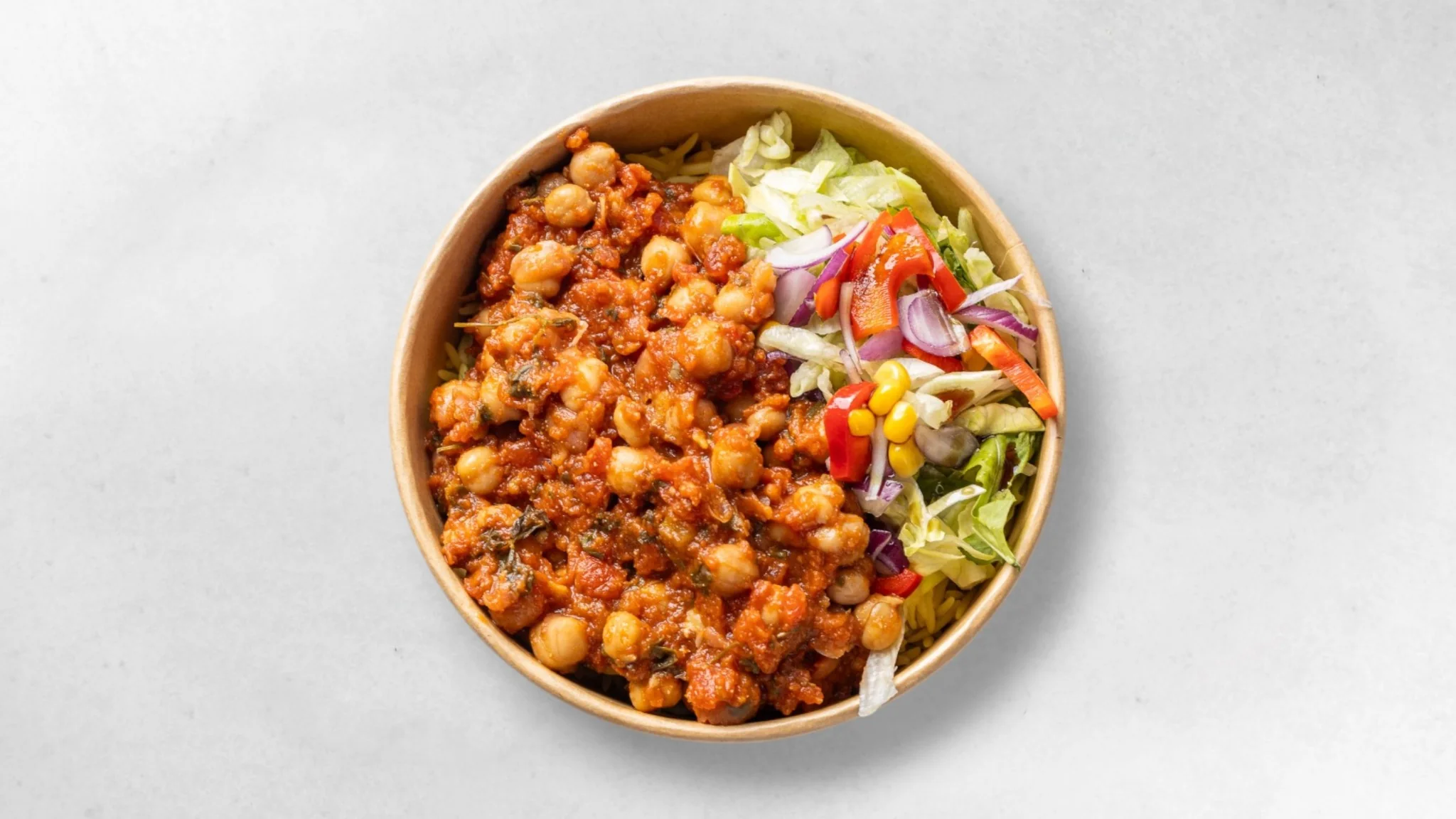 Veganes Chana Masala mit Reis und Salat