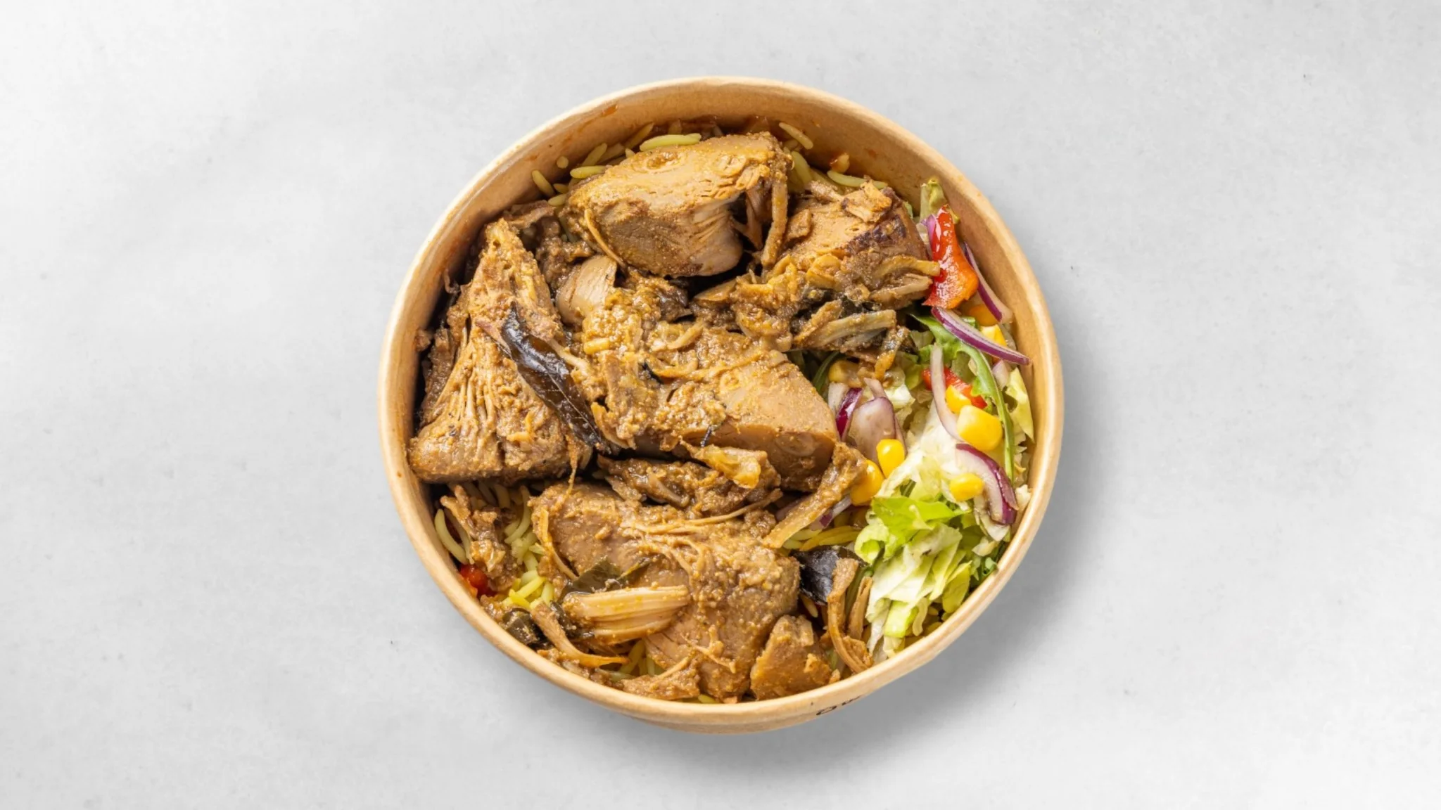 Veganes Jackfruit Curry mit Reis und Salat